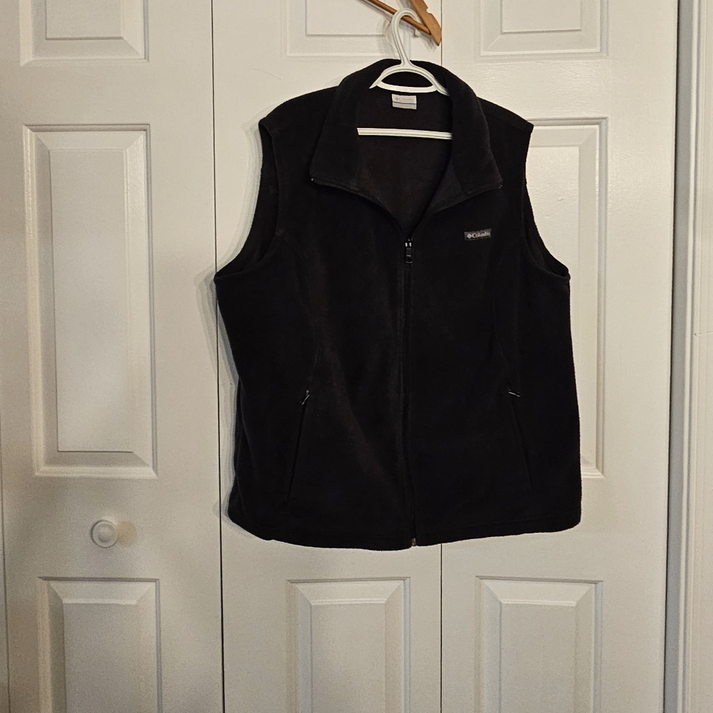 Columbia Women's dark Gray/Black Fleece Vest.